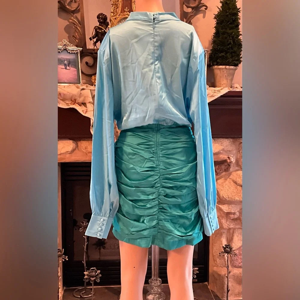 In The Style x Billie Faiers satin contrast high neck ruched skirt in blue/green - Picture 6 of 14